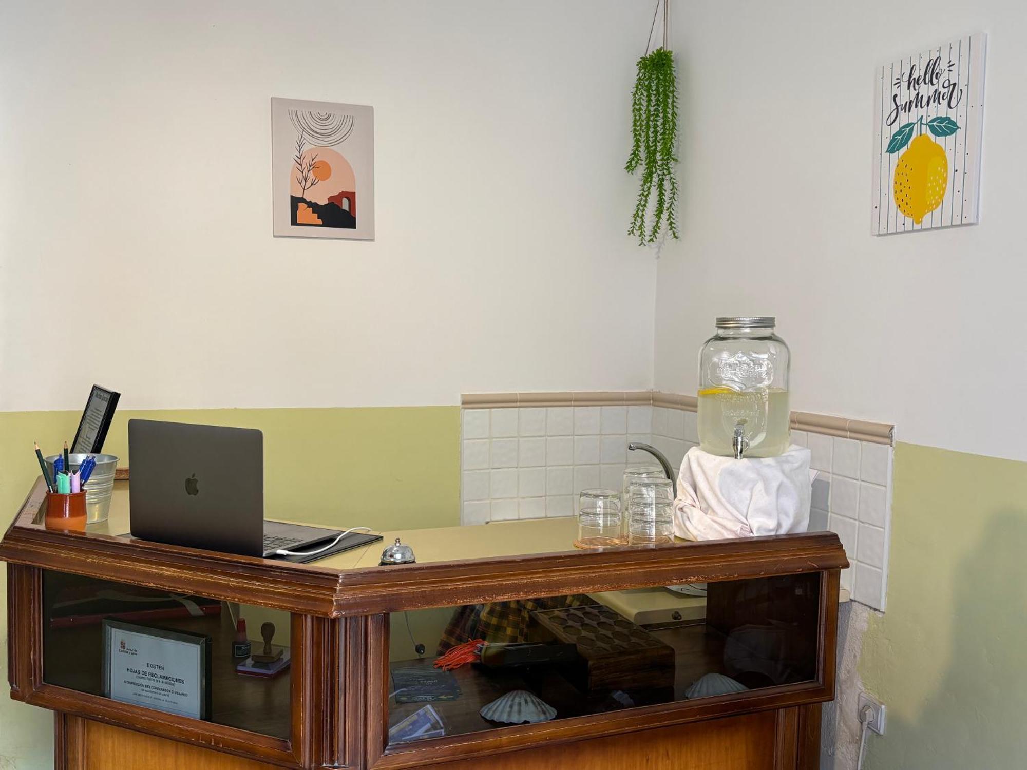 La Casa Verde Albergue ซาน มาร์ติน เดล กามิโน ภายนอก รูปภาพ